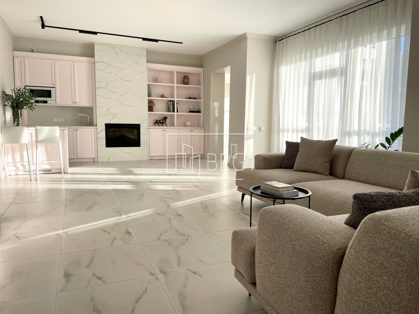 Дом 470 с бассейном Лесники. Київська обл