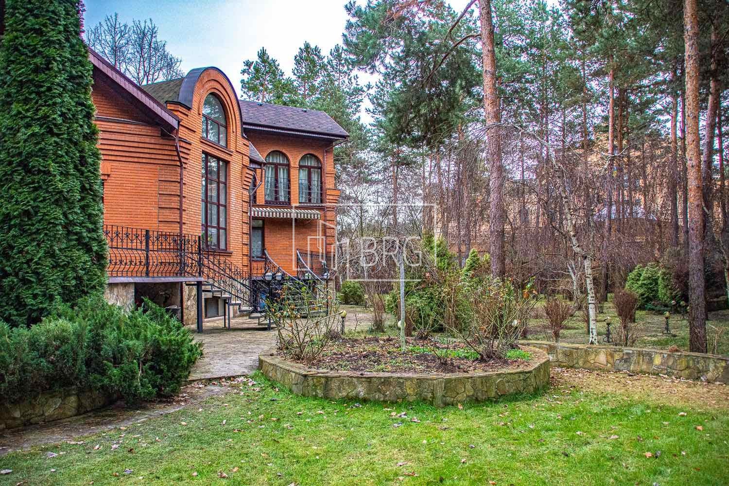 Дом 700м в сосновом лесу Пятихатки Козин. Київська обл