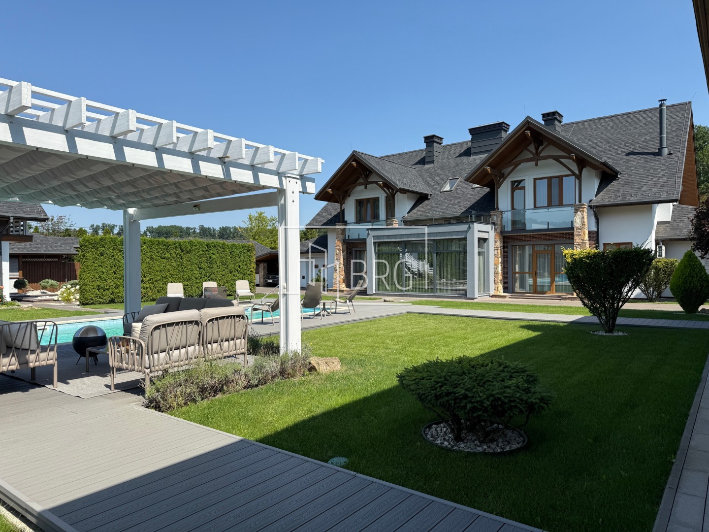 Дом 470 с бассейном Лесники. Київська обл