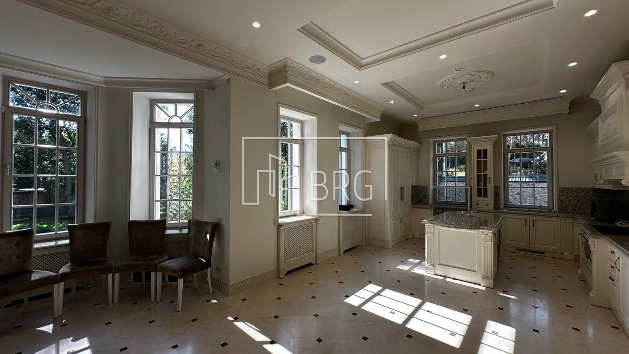 Особняк 700м с соснами на территории в Рудыках. Київська обл