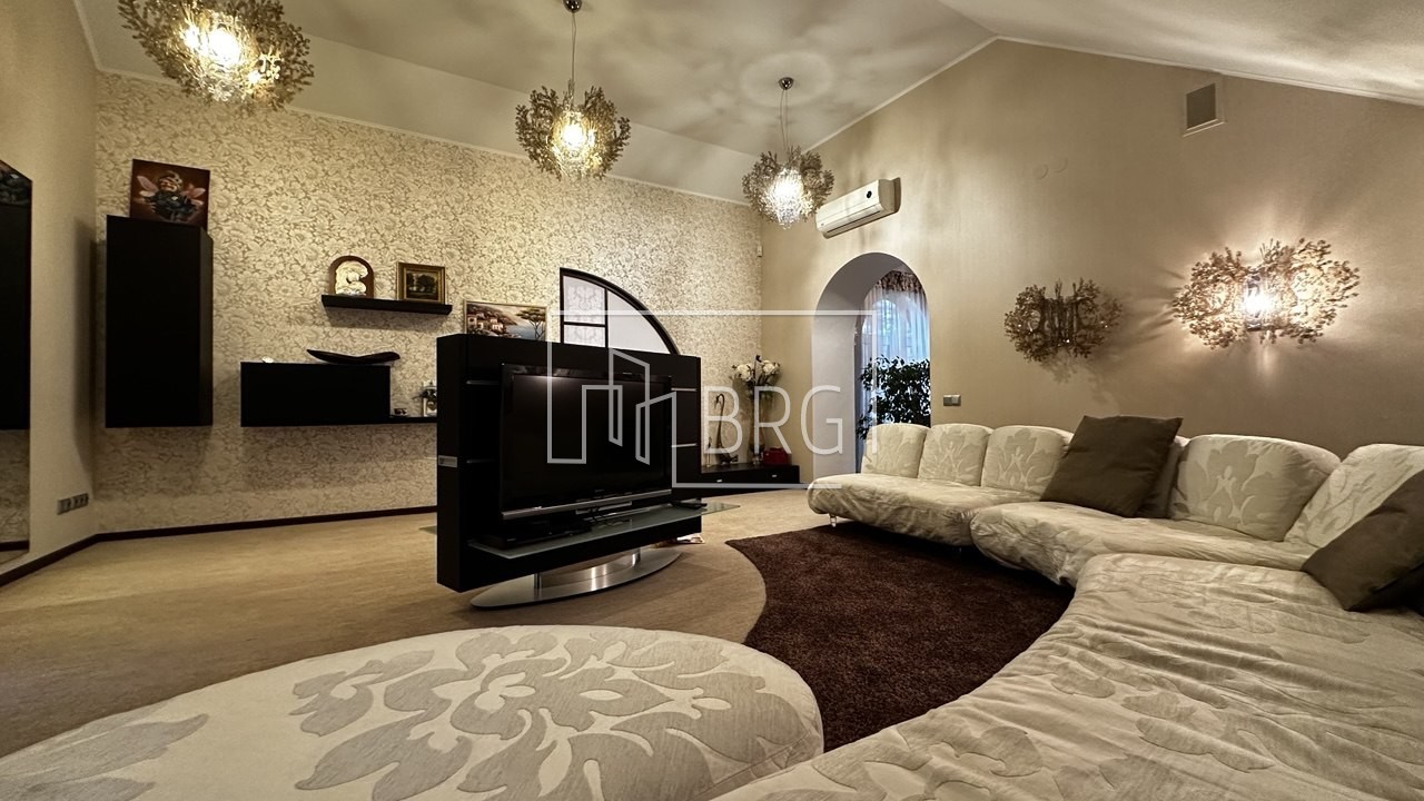 Дом 700м в сосновом лесу Пятихатки Козин. Київська обл