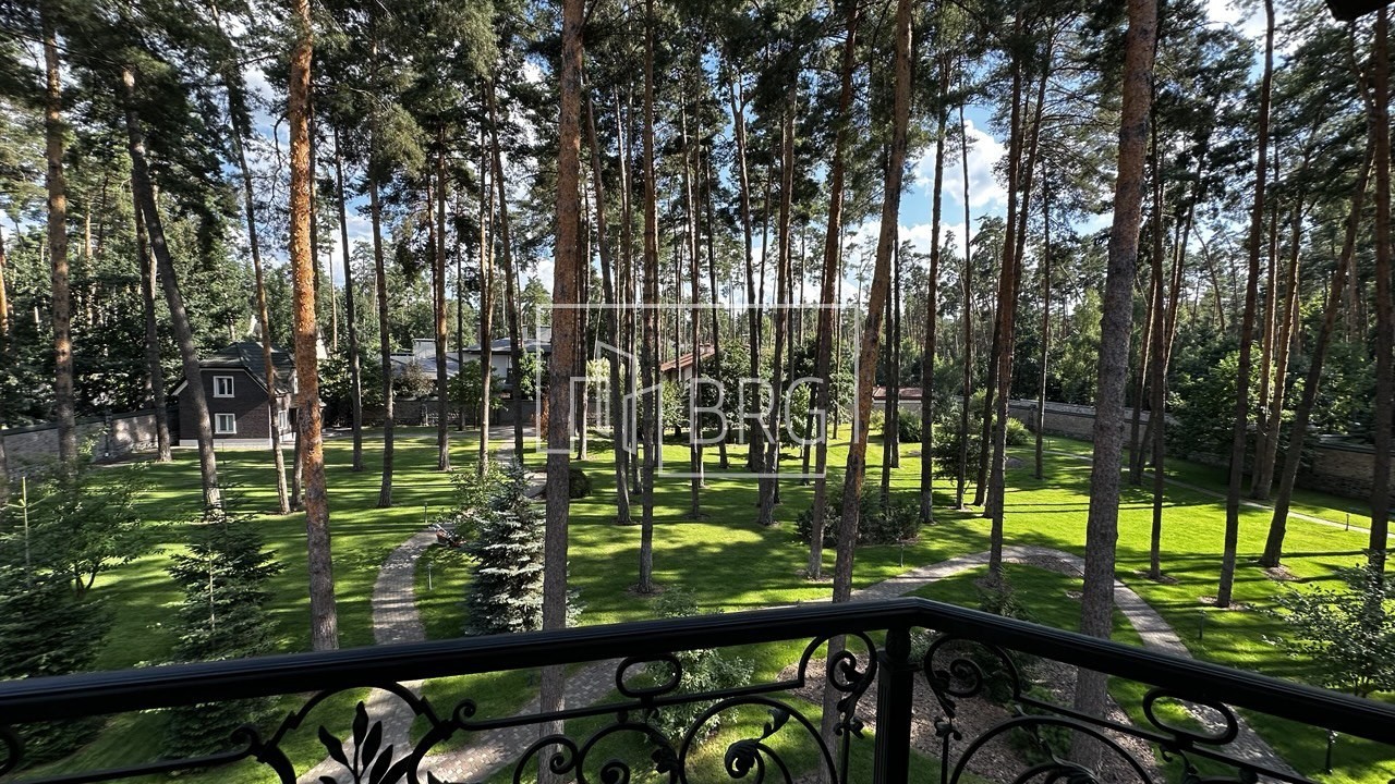 Особняк 700м с соснами на территории в Рудыках. Київська обл